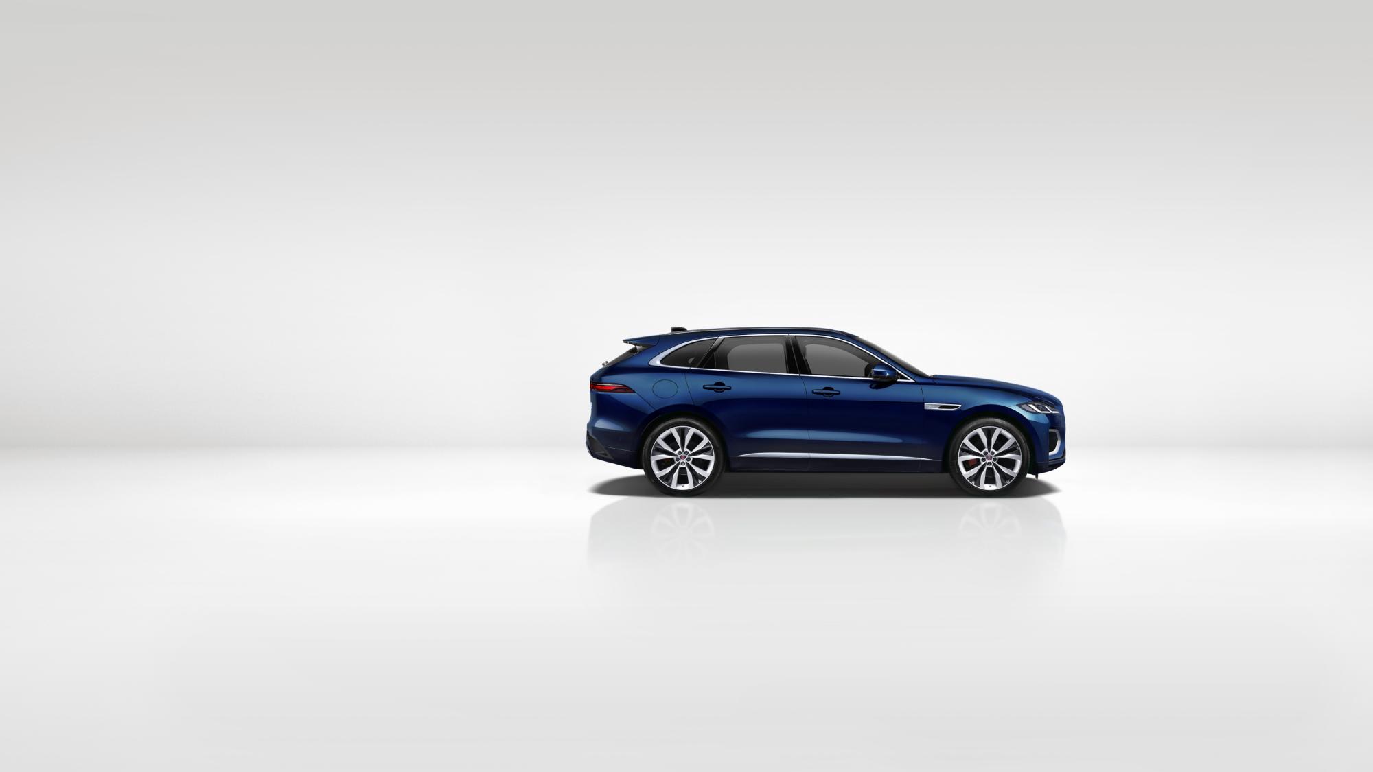 Jaguar F-PACE vor weiß